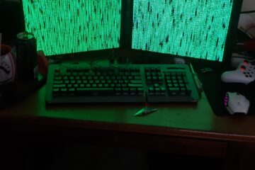 Poste informatique avec deux moniteurs verticaux, un clavier et une souris