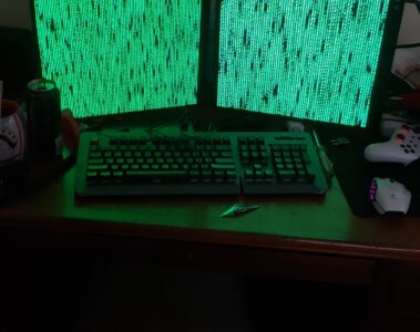 Poste informatique avec deux moniteurs verticaux, un clavier et une souris