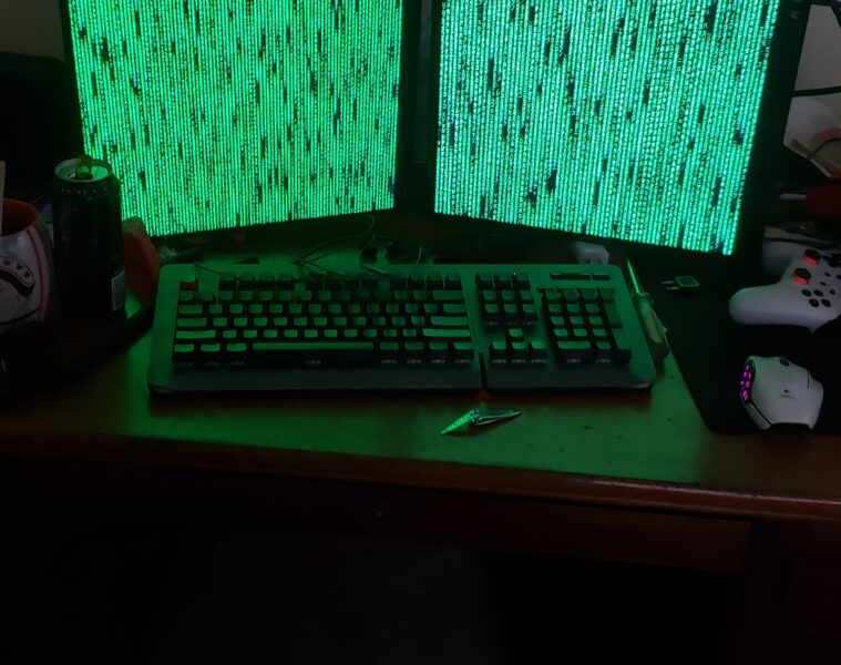 Poste informatique avec deux moniteurs verticaux, un clavier et une souris