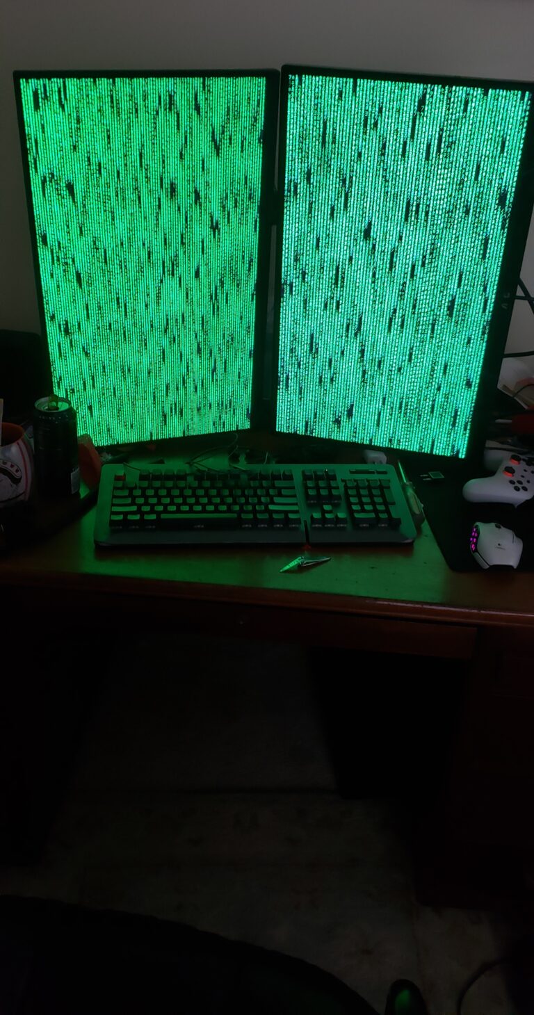 Poste informatique avec deux moniteurs verticaux, un clavier et une souris